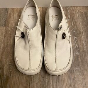 New Clarks Woman’s Cream Leather Loafers Size 5.5